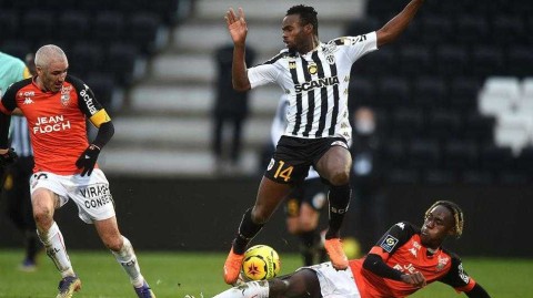 昂热主场完胜洛里昂，锋线双星闪耀点燃冬日热忱