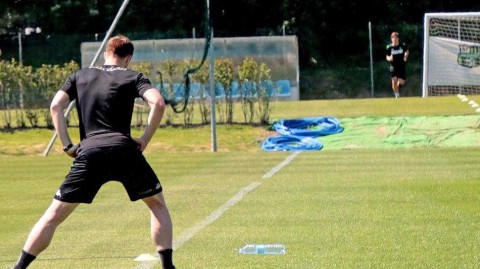 绿巴萨踏出重启脚步：疫情下的寂静与萨索洛的训练新篇章