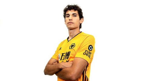 巴列霍租借加盟狼队定妆照：皇马新星登陆英超开启全新挑战