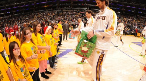 2026圣诞夜前夕湖人众将温情献礼，詹姆斯领衔三巨头传递爱心