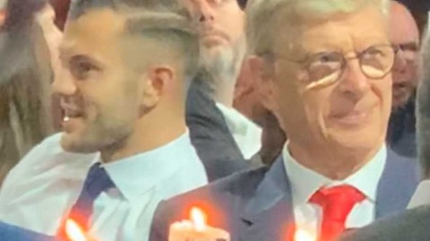 教授不朽温格入选足球名人堂，范佩西深情同框共忆枪手辉煌岁月