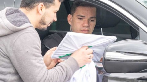 曼城门神场内外风采：训练基地前的温情与赛场上的冷静