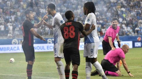 欧联杯赛场惊魂：当爆炸物飞向裁判，足球的底线何在？