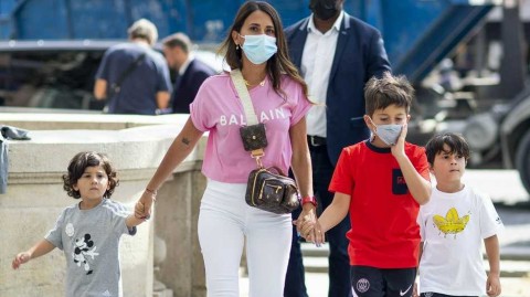 巴黎街头最温馨的风景线：安东内拉携三子悠闲逛街，保镖护航下的幸福时光