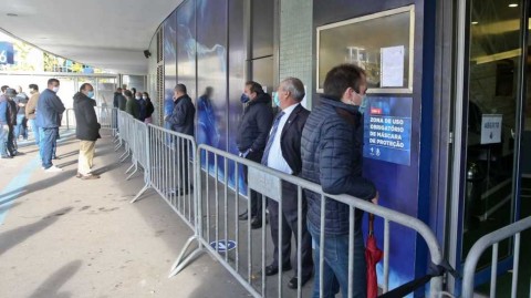 疫情下的足球热忱：葡萄牙试水开放球场，波尔图球迷彻夜排队购票