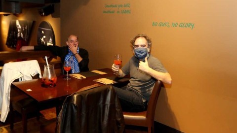 疫情下的狂热：波尔图球迷转战酒吧与屋顶，只为“亲眼看”主队比赛