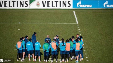 沙尔克04新帅格罗斯挂帅首训，盖尔森基兴的冬日救赎之旅