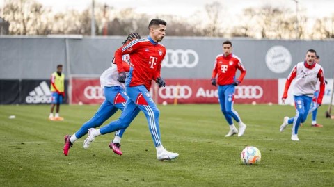拜仁新援亮相训练场 全队全力冲刺德国杯八强战