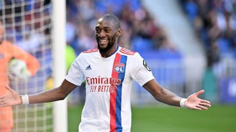 法甲赛场的火力全开里昂六球大胜波尔多