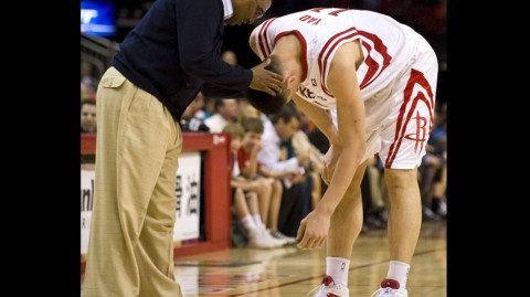 2026年经典回顾：姚明左肩重伤咬牙坚持，火箭主场大胜森林狼