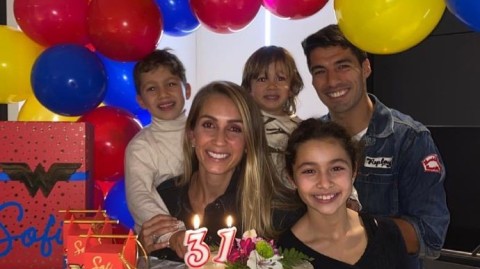 苏亚雷斯为爱妻庆生，三口之家温馨同框定格永恒瞬间