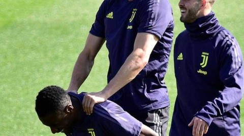 尤文图斯欧冠前最后一练：C罗的严肃与笑容