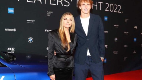 兹维列夫携演员女友亮相球员之夜 赛场内外现柔情