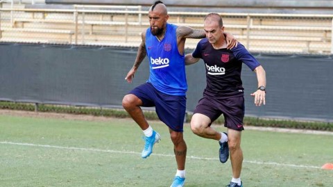 巴塞罗那美国集训欢乐开怀库蒂尼奥笑容满面