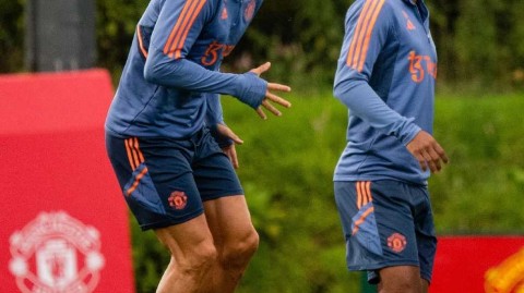 滕哈格首战前夕C罗回归训练，曼联新赛季在迷雾中启航