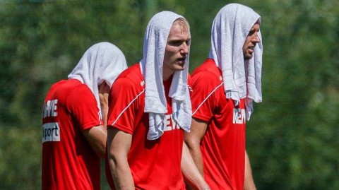 科隆夏训战高温 球员避暑各显神通