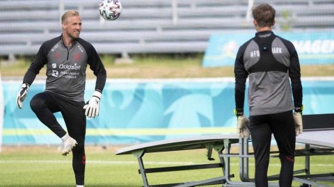 延续童话的轻松时刻 小舒梅切尔与队友玩起桌上足球