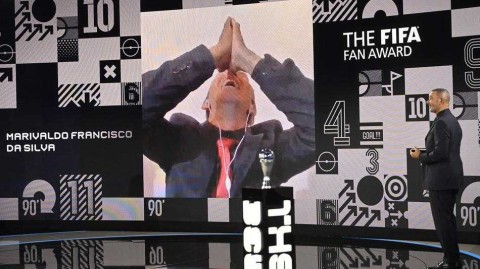 六十公里朝圣路 达席尔瓦获国际足联最佳球迷奖