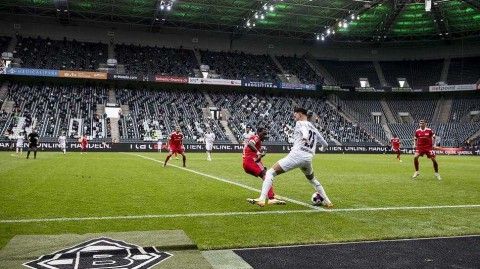 普鲁士公园的“平分秋色”：回顾门兴与柏林联合的进球大战与激烈对抗