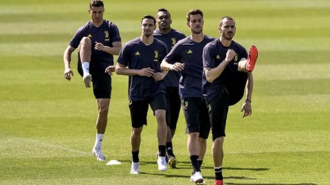 王者归来倒计时 Ｃ罗轻抚草皮翘首欧冠战场