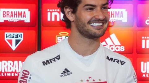 帕托回归圣保罗：深情亲吻队徽，游子回家签约至2022年