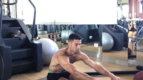 居家战疫学C罗：用钢铁意志锻造免疫力高墙