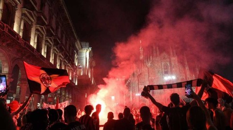 红黑军团荣耀回归 米兰大教堂前万人沸腾