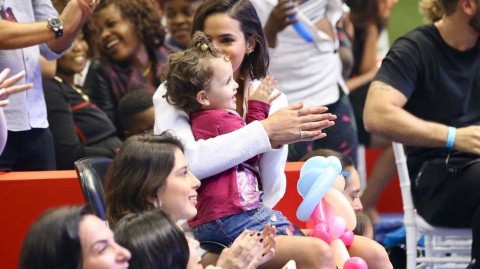 布鲁娜·马尔科齐圣保罗之夜，优雅亮相基金会慈善盛典