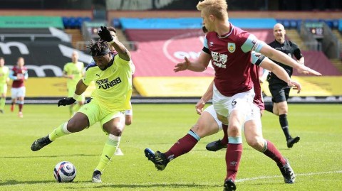 特夫摩尔球场的逆转好戏：圣马克西曼点燃纽卡的保级希望