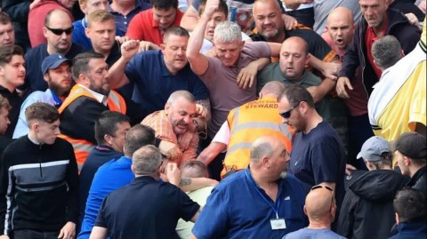 英冠赛场惊现球迷大规模冲突 看台暴力血腥镇压何时休