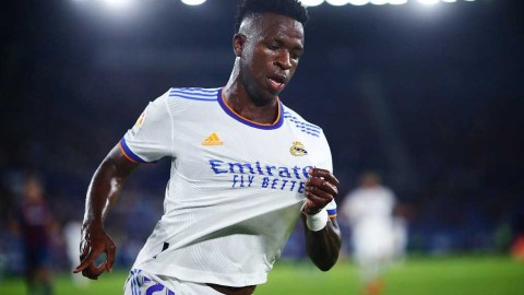 瓦伦西亚雨夜惊魂，维尼修斯双响炮救主！皇马三度落后三度扳平莱万特