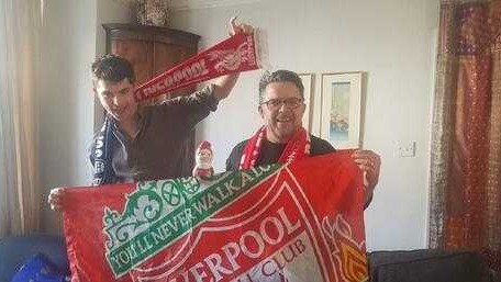 利物浦球迷父亲与红衣小矮人的信仰传说