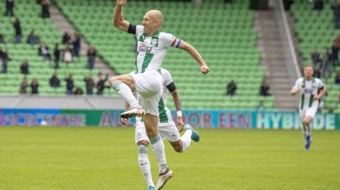 时光倒流十八载：罗本复出斩获回归首球，“小飞侠”绝技震惊江湖