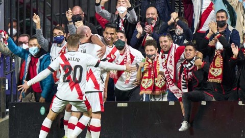 巴列卡诺主场爆冷击沉巴萨 红蓝军团深陷连败泥潭