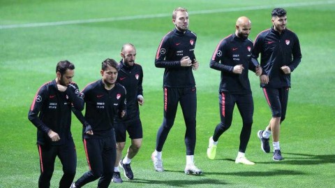 星月之辉照亮伊斯坦布尔：土耳其队全力冲刺欧预赛，剑指冰岛