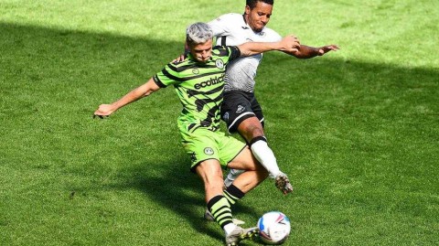 天鹅海畔的绿林邂逅：回顾斯旺西与格兰森林流浪者的夏日友谊赛