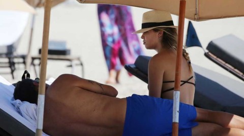 夏日时光 传奇球星维耶里与女友迈阿密海滩甜蜜漫步