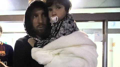 球王梅西携家人度假归来 面露疲倦仍父爱满满