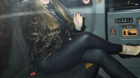 英伦玫瑰凯莉·布鲁克暗夜绽放，黑色皮衣勾勒丰腴曲线尽显致命吸引力