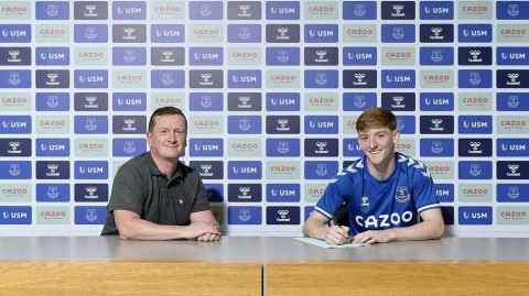 埃弗顿青训瑰宝戈登签下长约 安切洛蒂麾下新星誓攀高峰