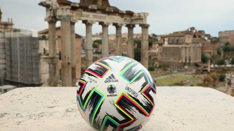 永恒之城的足球盛宴：欧洲杯官方用球Uniforia闪耀罗马街头