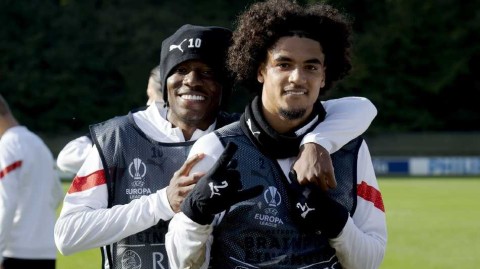 埃因霍温飞翼备战欧联关键战 训练场上的决心与战术博弈