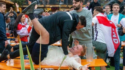 沸腾的夜晚：英格兰球迷酒吧狂欢，忘情时刻见证历史