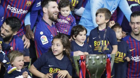 巴萨西甲夺冠瞬间萌翻全场 梅西苏亚雷斯携子共享荣耀温情