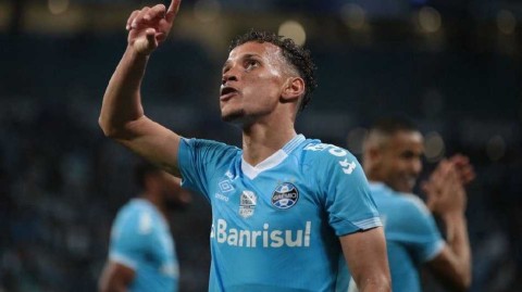 格雷米奥主场三球完胜累西腓体育的升超关键战役