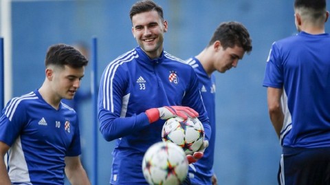 绿茵砺剑：萨格勒布迪纳摩欧冠前夜的汗水与决心