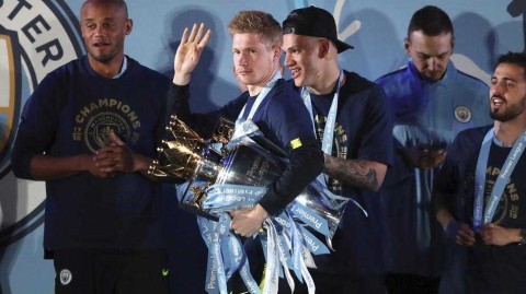 月蓝映辉卫冕之夜 曼彻斯特同庆荣耀