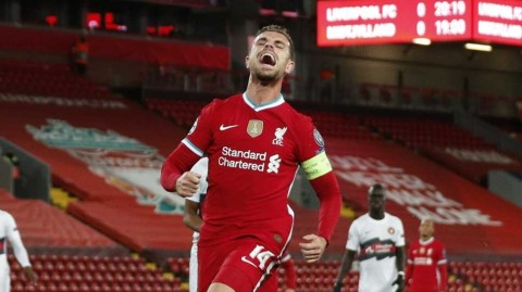 红军队长获殊荣，亨德森以领袖力量温暖社区