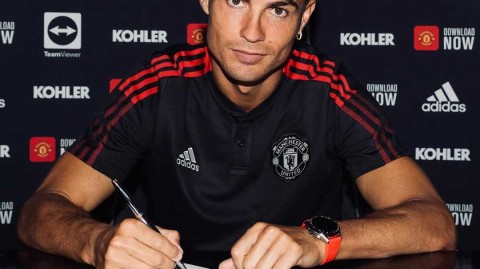 游子归家，传奇重续：C罗正式与曼联签约，梦剧场海报彰显王者归来