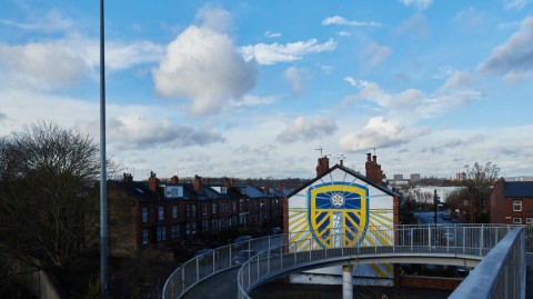 英国利兹街头惊现巨幅壁画，致敬“白玫瑰”利兹联的传奇与传承